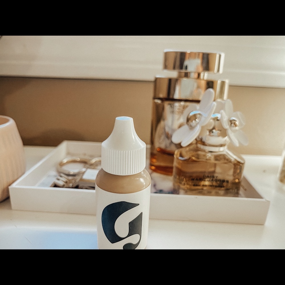 Glossier skin tint (shade G8)